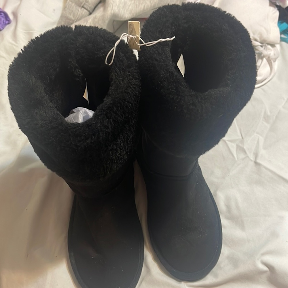 Nice black boot with fur inside